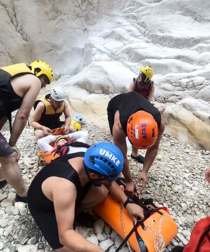 Kanyonda düşüp ayağı kırılan turist kurtarıldı