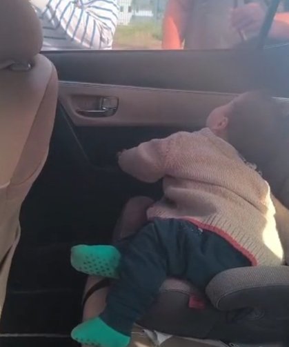 Kapıları kilitlenen otomobilde mahsur kalan Cihan bebeği itfaiye kurtardı