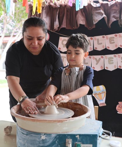 Minik eller anneleri için çömleğe şekil verdi