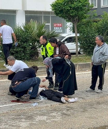 Motosiklet, hafif ticari araç ve otomobilin çarpıştığı kazada 2 kişi yaralandı