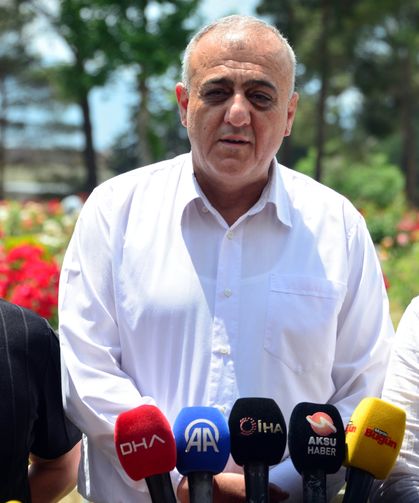Okuldaki saldırıda ölen öğrencilerin aileleri mezarlıkta bir araya geldi