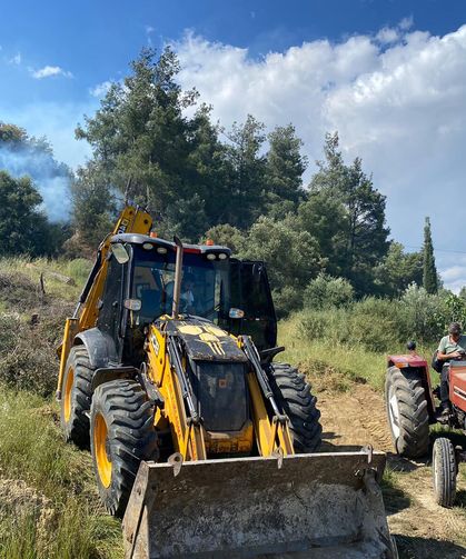 Otluk alanda çıkan yangın, ormana sıçradı