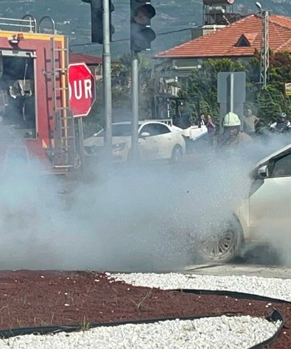 Seyir halindeki otomobil yandı