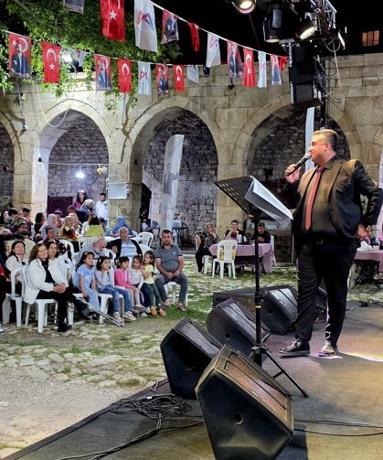 Tarihi Taşhan'da Anneler Günü konseri