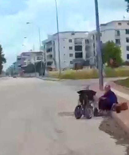 Tekerlekli sandalyesinin aküsü biten hasta kadını zabıta ekipleri hastaneye ulaştırdı