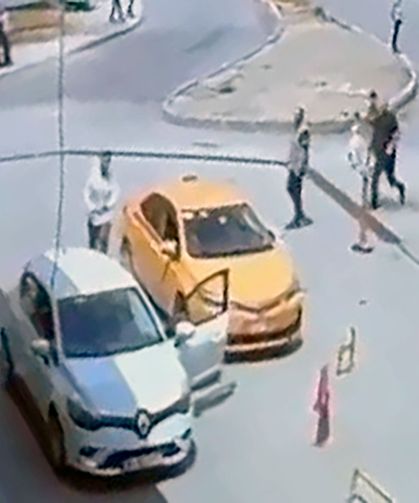 Trafikte tartıştığı taksiciyi takip edip, bıçakladı; olay kamerada