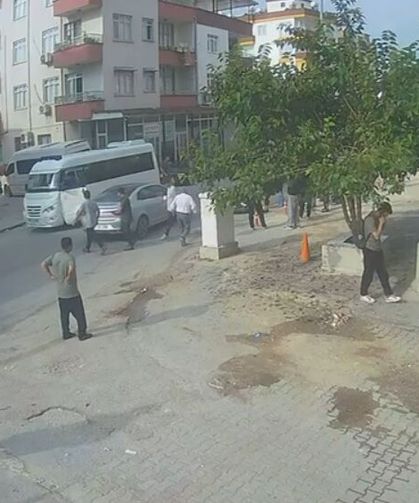 Yakınına el sallarken yola çıktığı sırada otomobil çarptı