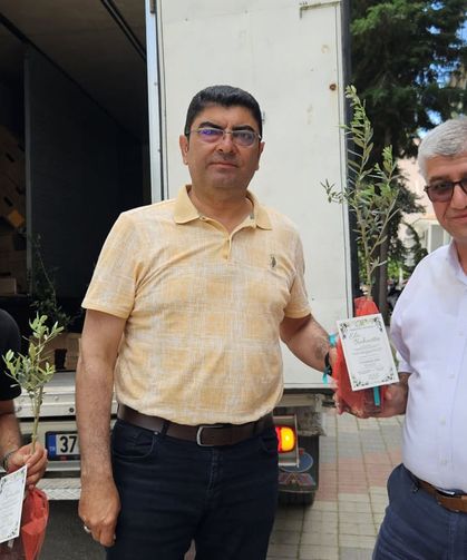 5 bin zeytin fidanı dağıtıp, oğlunun düğününe çağırdı
