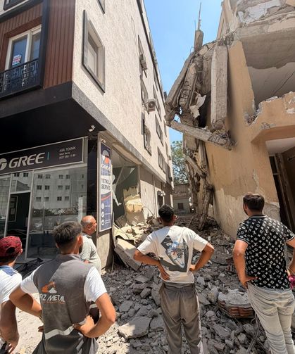 Ağır hasarlı binanın yıkımı sağlam binaya zarar verdi