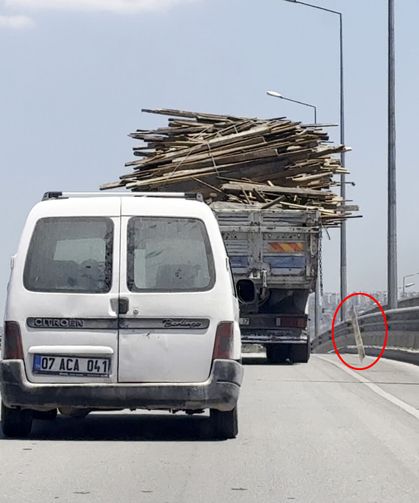 Ahşap yüklü kamyonun tehlikeli ilerleyişi