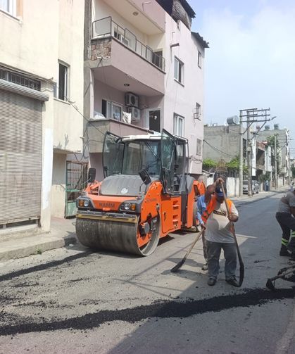 Akdeniz'de altyapı çalışmaları sonrası bozulan yollar asfaltlanıyor