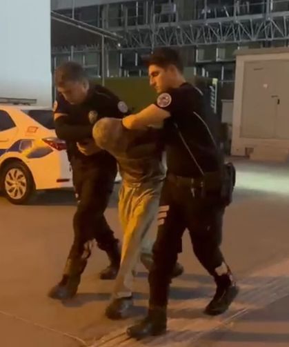 Aranan hükümlü, vücuduna bantladığı esrarla yakalandı