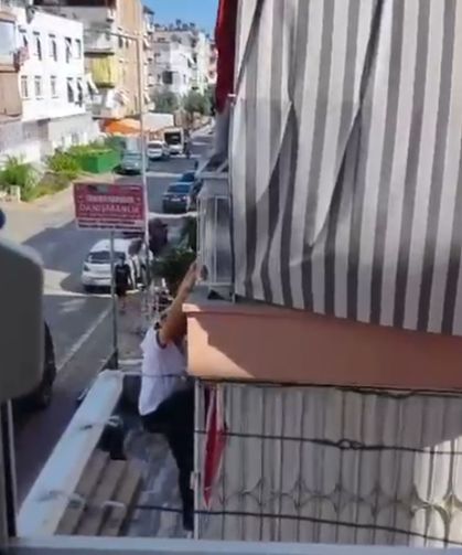 Balkon demirinde mahsur kaldı, itfaiye merdiveniyle kurtarıldı