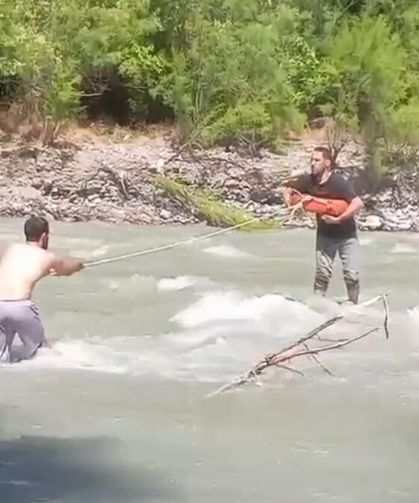 Çayda mahsur kalan kişi kurtarıldı