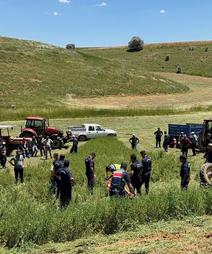 Devrilen traktörün sürücüsü öldü, kazayı gören tarla sahibi fenalaştı