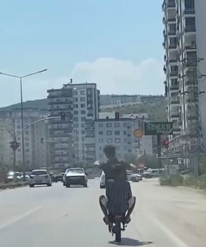 Elektrikli bisiklet sürücüsünün tehlikeli yolculuğu kamerada