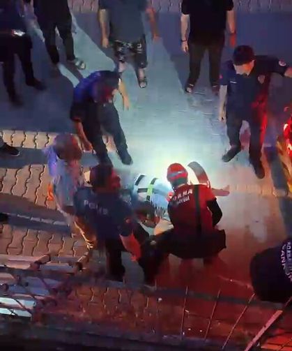 Engelli asansöründe mahsur kalan genci itfaiye ekibi kurtardı