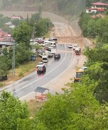 Feke-Kozan kara yolu sel ve heyelan nedeniyle ulaşıma kapandı