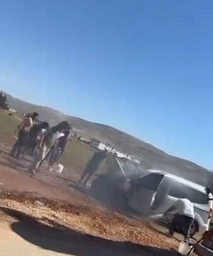 Hafif ticari araçta çıkan yangını vatandaşlar söndürdü