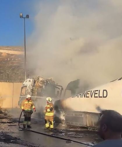 Hatay'da, yük boşaltan TIR'larda çıkan yangın söndürüldü
