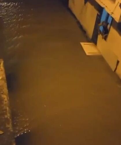 İçme suyu borusu patladı; yol çöktü, ev ve iş yerlerini su bastı