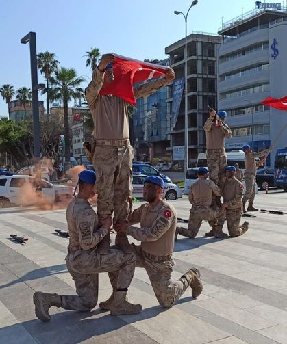Jandarma komandolarının gösterisi nefes kesti