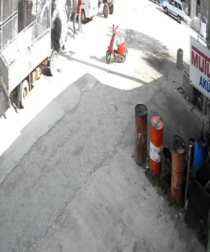 Kamyonette başlayan yangını polis söndürdü