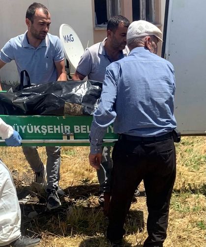 Kokudan rahatsız olan komşuların ihbarıyla cansız bedeni bulundu