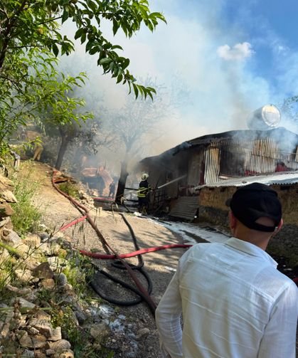 Kozan'da 2 yayla evi yandı