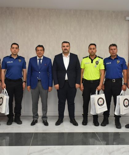 LGS'de örnek davranış sergileyen polislere ödül