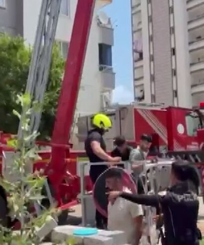 Mersin'de, 8'inci katta iskelede mahsur kalan 3 işçiyi itfaiye kurtardı
