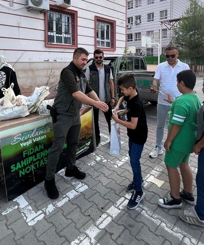 Osmaniye'de karne töreninde öğrencilere fidan dağıtıldı