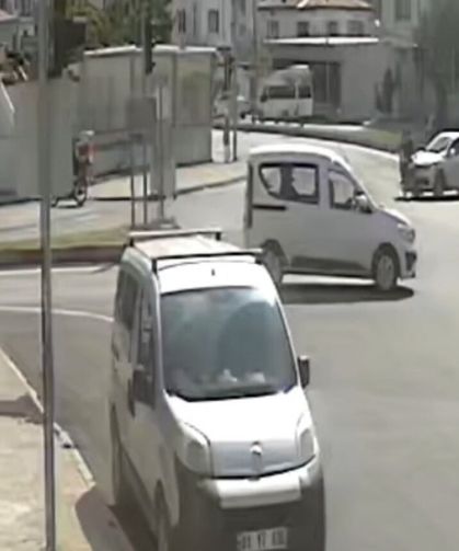 Otomobille çarpışan motosikletteki 2 kişi yaralandı; kaza kamerada