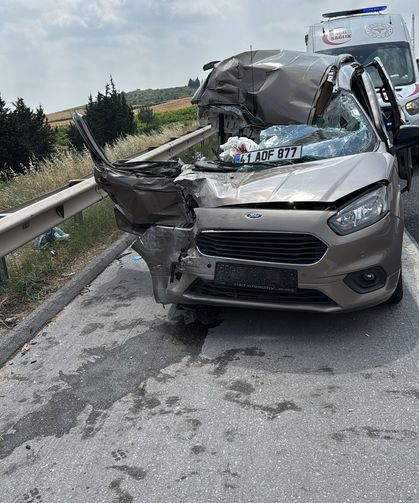 Otoyolda hafif ticari araç, TIR'la çarpıştı: 1 ölü, 4 yaralı