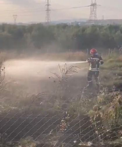 Tankerin lastiklerinden otluk alana sıçrayan yangın söndürüldü