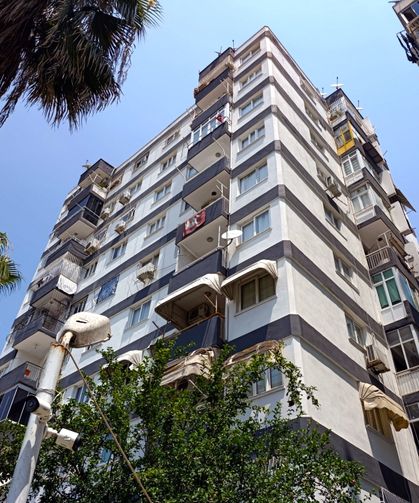 2 çocuğunun annesini çekiçle dövüp, bıçakla boğazını kesti