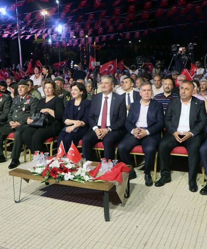 Adana'da 'Demokrasi Nöbeti' tutuldu, şehitler dualarla anıldı