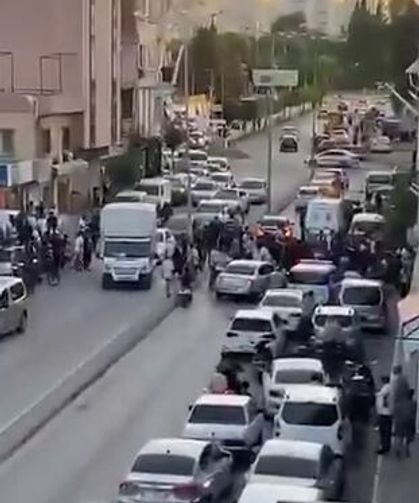Adana'da husumetlilerin silahlı kavgasında yoldan geçen genç vurularak öldü