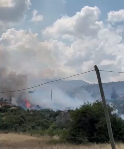 Anız tarlasındaki yangın, yerleşim yerlerine sıçramadan söndürüldü