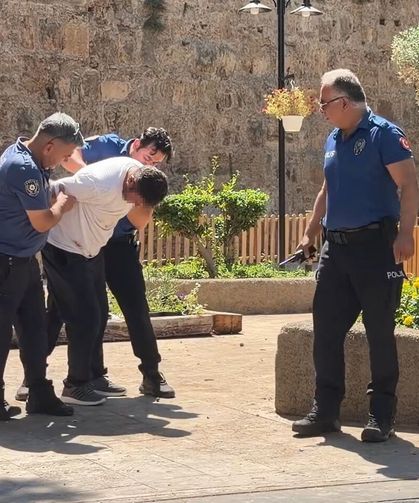 Antalya'da tarihi kapı önünde taşlı ve delici aletli kavga