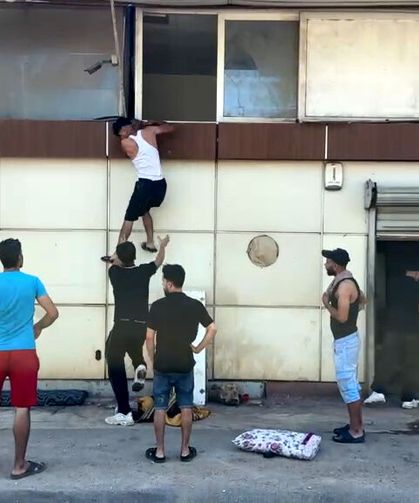 Antalya'da yan yana 4 depoda yangın