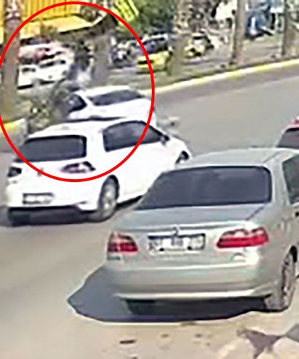 Ara sokaktan çıkan otomobile çarpan motosiklet sürücüsü yaralandı