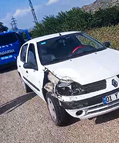 Başka bir aracın çarptığı otomobil, narenciye bahçesine devrildi: 2'si çocuk, 4 yaralı