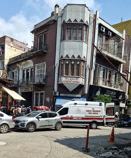 Çay içerken başına beton parçası düştü