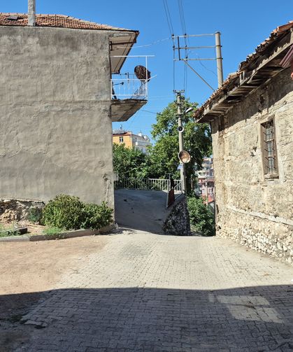 Gürültü nedeniyle tartıştıkları komşunun bıçakladığı anne öldü, kızı ağır yaralı (2)
