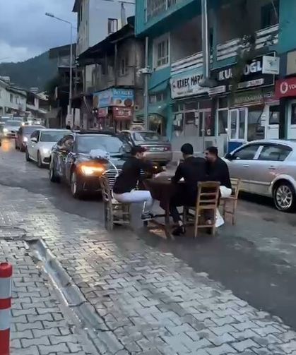 Harçlık için gelin arabasının önünü kesip, yolun ortasında iskambil oynadılar