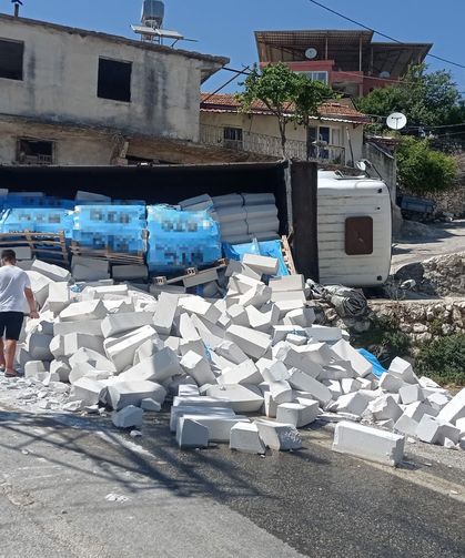 Hatay'da inşaat malzemesi yüklü kamyonun devrilme anı kamerada