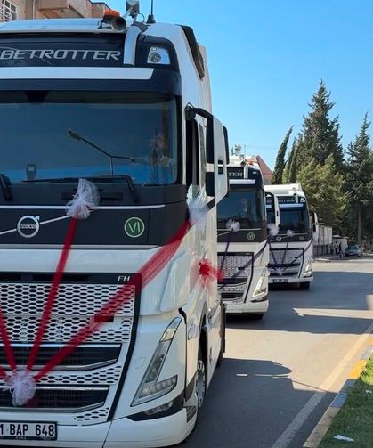 Hatay'da TIR'larla düğün konvoyu