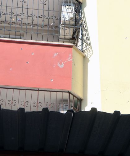İş yerinde silahlı saldırıya uğrayan PVC ustası ağır yaralandı; o anlar kamerada