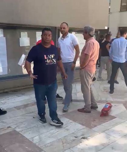 İşletmesine ceza uygulandığı gerekçesiyle malzemelerini belediye önünde ateşe verdi